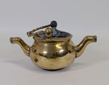 镀金青铜水壶，壶嘴呈鸟头造型，饰有动物纹样，为古董（包浆有磨损痕迹／连同顶部提手尺寸为24×30×1