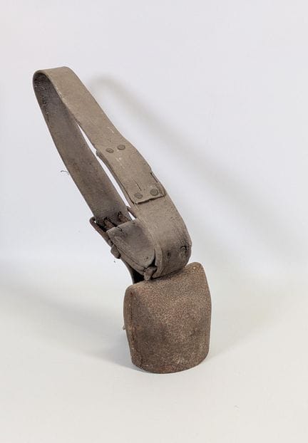 牛铃或高山牧场铃，金属材质，古董工艺（有锈迹／17×11×16 厘米），配有皮制挂绳。