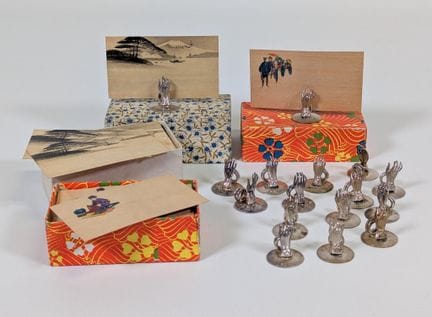 Suite de (x16) marque-pages en métal argenté cisel