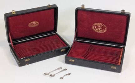 Paire de cuillerons de salière en argent ciselé, l