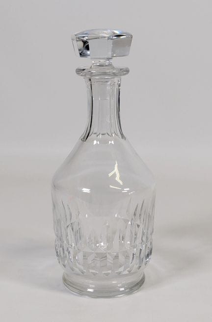 BACCARAT，“坎特伯雷”款切割水晶酒壶，底部带有圆形印记（26×10.5 厘米）。