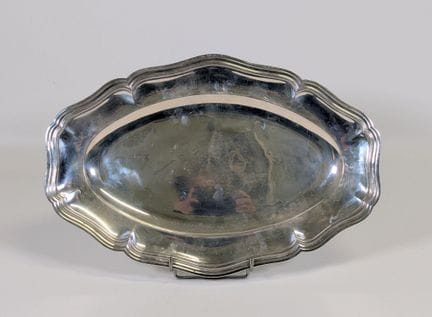 Plat ovale à contours violonnés en argent ciselé, 