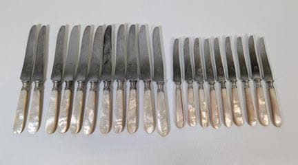 Ensemble de coutellerie à lames en acier et manche