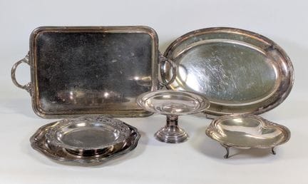 Lot de platerie en métal argenté ciselé (usures de