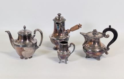 Ensemble disparate en métal argenté ciselé, compre