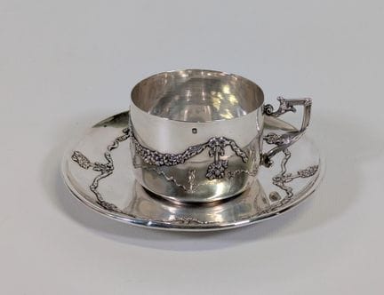 Tasse et sous-tasse en argent poinçonné à la miner