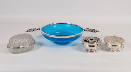 Lot "varia" comprenant : (x1) paire de pots pourri