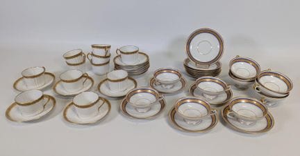 CFP à LIMOGES, XXe, partie de service en porcelain
