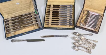Ensemble de coutellerie, les manches en argent fou