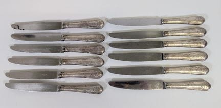 Suite de (x12) couteaux à manches en métal argenté