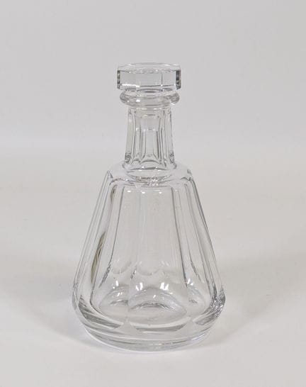 BACCARAT，“Harcourt”款，切割水晶酒壶，底部有圆形印记（高：23 厘米）。