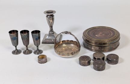 Lot "varia" comprenant : (x1) flambeau "balustre" 