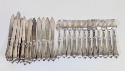 Ensemble en métal  argenté ciselé, comprenant :  (