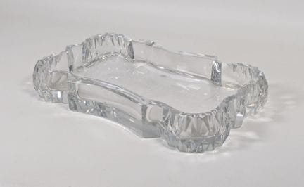 BACCARAT，长方形餐桌中心装饰品，四角圆润，轮廓呈弧形，采用切割水晶制成，底部带有圆形印章，并
