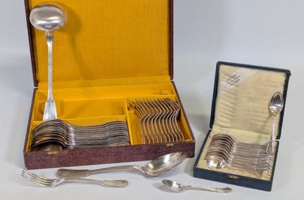 Ménagère en métal argenté à décor au filet, compre