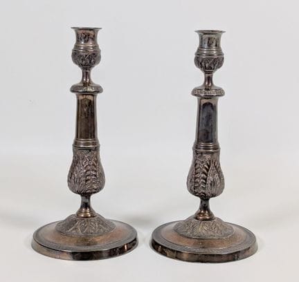 Par de candelabros de metal plateado cincelado, de