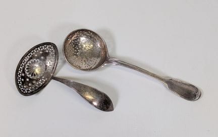 Cuillère saupoudreuse en argent ciselé ajouré à dé