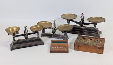 一套（3台）铸铁秤，配铜秤盘，约1900年  （秤盘有轻微变形，漆面有斑点） / 随附（2套）砝码，