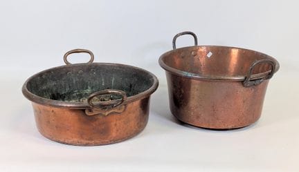 一套（2个）带提手的铜盆，古旧工艺（有斑点／最大的尺寸为19×49×42厘米）。