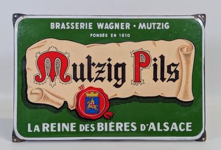 由斯特拉斯堡阿尔萨斯搪瓷厂制作的“MUTZOG PILS”广告搪瓷牌，约1950-1960年（搪瓷层