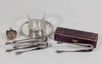 Lot "varia", comprenant : (x1) tasse avec sa sous-
