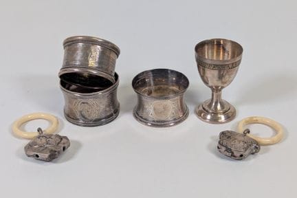 Lot "varia" comprenant : (x1) coquetier en métal a