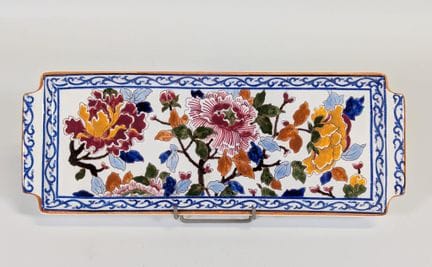 吉恩，20世纪，釉面陶制蛋糕盘，饰有牡丹图案，背面有标记（38×14.5 厘米）。