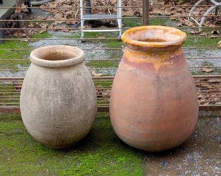 一套（2件）“Biot”式油罐，陶土制成，部分施釉，20世纪作品（釉面有剥落，罐颈处有磕碰／最大件高