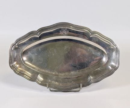 Plat ovale à contours violonnés en argent poinçonn