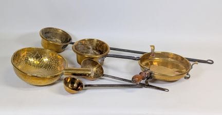一套18世纪和19世纪的古董铜制厨具，包括：（2）汤勺 + （2）小碗 + （1）滤网 （经修补） 