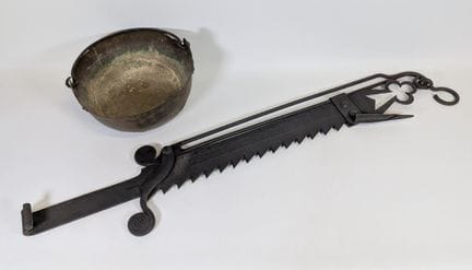 一件大型锻铁栅栏，饰有几何图案和卷曲纹样，刻有“Ceille”字样（长：138厘米）。随附（1个）黄