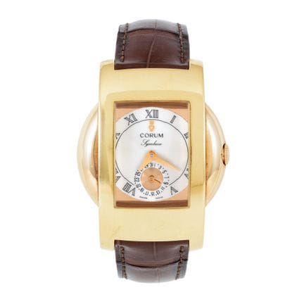 Corum, orologio Corum Symbiose, in oro, indossato,