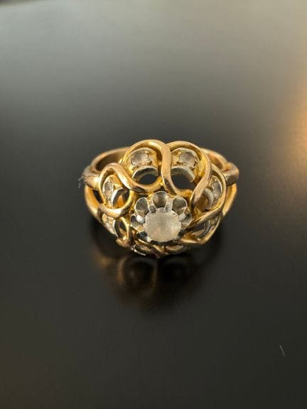 Dome-shaped ring made of gold (.750) and glass bea