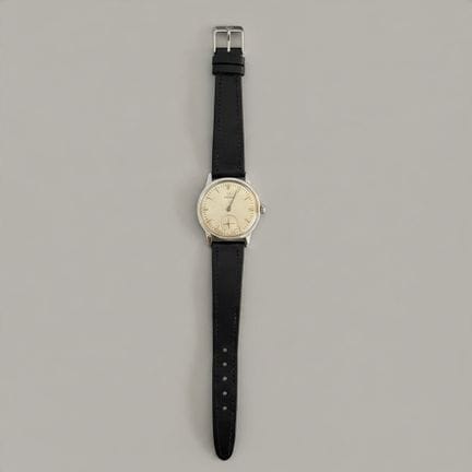 欧米茄（OMEGA），约1960年
腕表，圆形不锈钢表壳，银色表盘，棒形时标，六点钟位置设秒针。 手