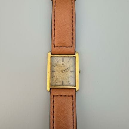 OMEGA 
Wristwatch, rectangular case in 750° yellow