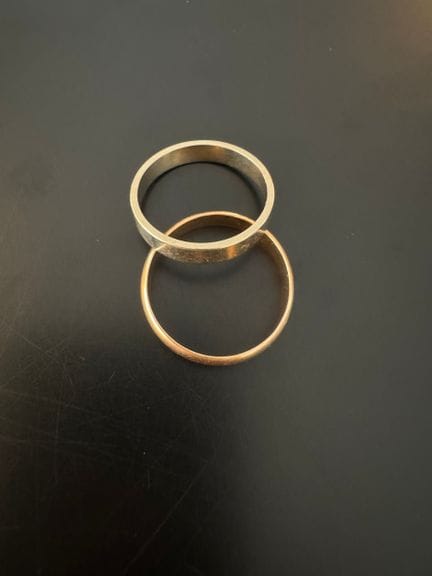TWO 750° gold wedding rings
Weight: 8.3 g