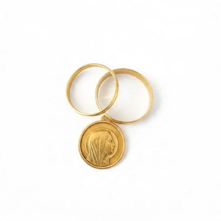 750° gold SET including:
Two wedding bands 
Virgin