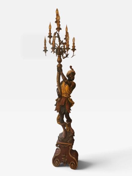 威尼斯风格作品，20世纪
多色木雕人形烛台，刻画了一位手持十盏灯的努比亚人，底座饰有卷曲纹样。
高：