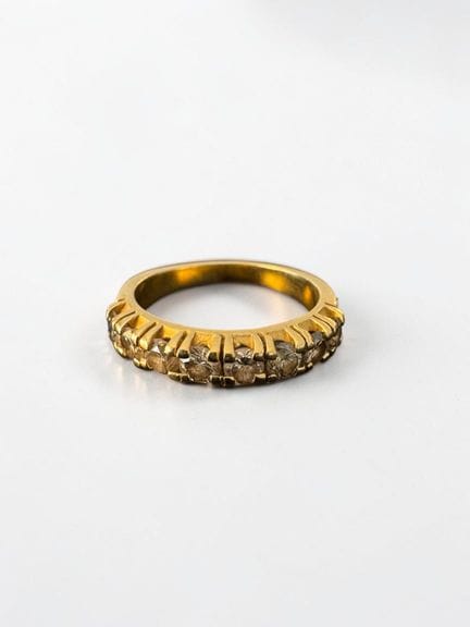 Yellow gold (.750) wedding band set with a row of 