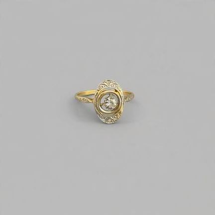 双色金（.750）戒指，中央镶嵌一颗钻石，呈长方形，两侧饰有玫瑰花纹
总重量：2.80 克
TDD 