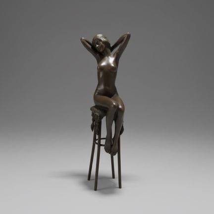 德米特尔·哈拉兰布·奇帕鲁斯（1886-1947），据
《坐在凳子上的女人》
棕色釉面青铜雕塑
署名