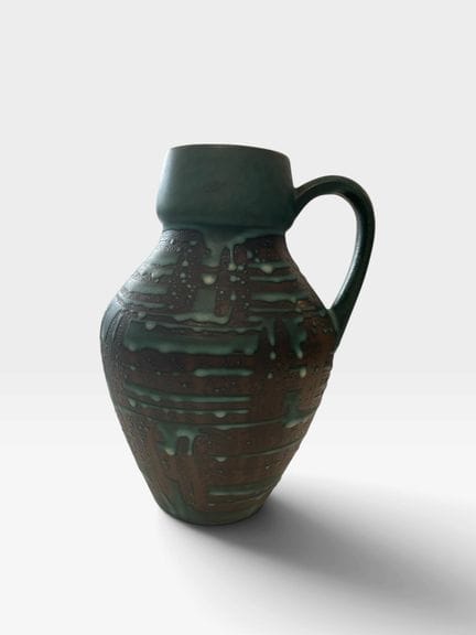 SCHEURICH KERAMIK，约1960年
带提手的陶瓷水壶，饰有黑色和绿色纹理釉面。
高21