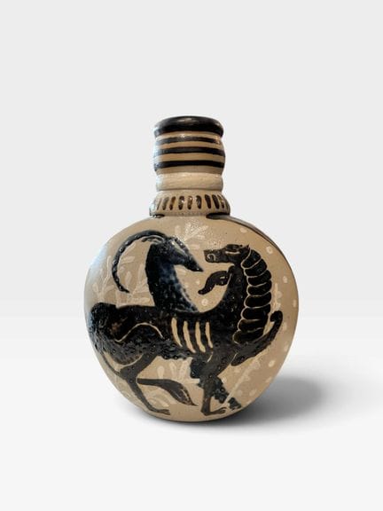 PRIMAVERA 法国（很可能是圣拉德贡德工坊），约1930年
葫芦形花瓶，瓶身扁平，瓶颈为砂岩陶