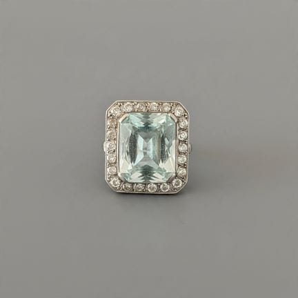 750° white gold cocktail ring set with an aquamari