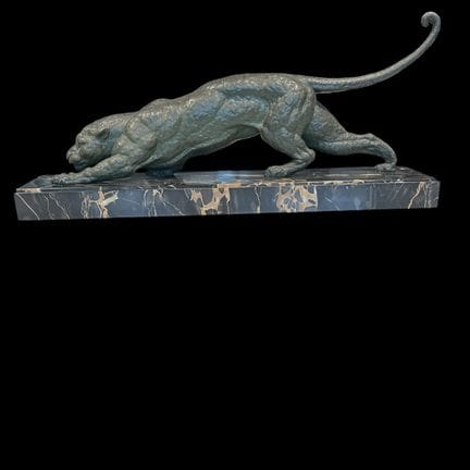 德米特尔·哈拉兰布·奇帕鲁斯（1886-1947），据
《潜伏的黑豹》
绿色釉面雷古勒石雕，置于大型
