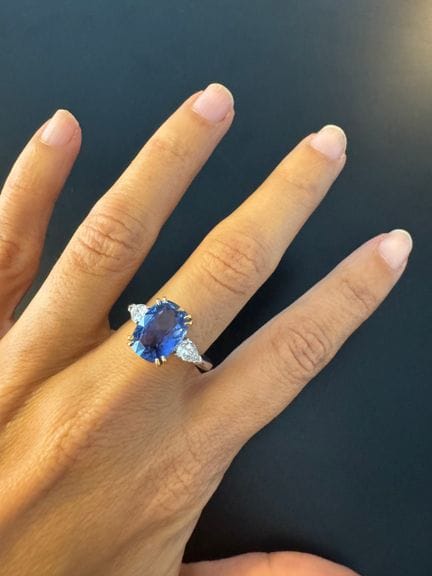 750° white gold RING set with a 4.55 ct sapphire f