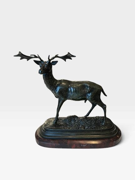 查尔斯·伊西多尔·古斯塔夫·帕尔曼蒂埃（1818-1874）
潜伏的瓦皮蒂鹿
带棕色铜绿的青铜雕塑
