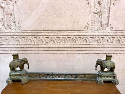 Barre de cheminée en bronze doré figurant deux élé