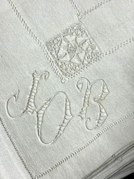 1 nappe et 6 serviettes en coton ajouré chiffrées 