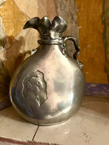 Gourde en étain à décor de nymphe et une boîte en 